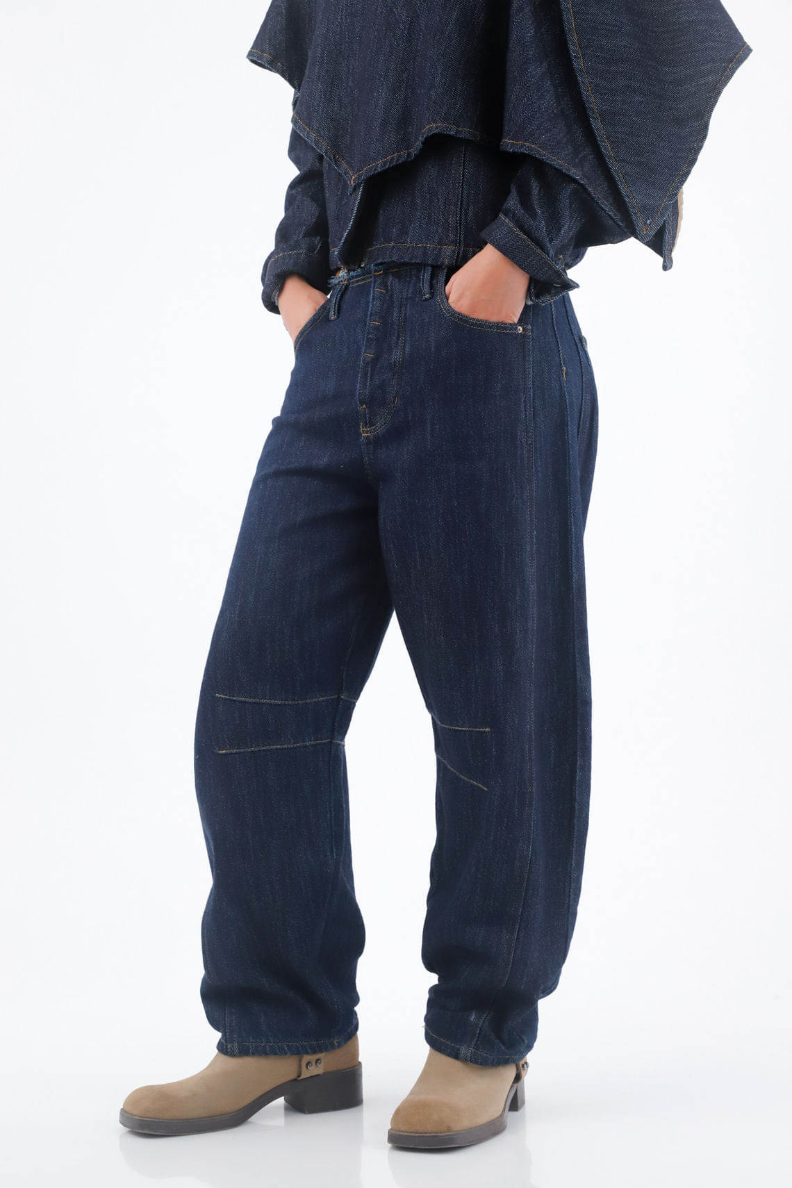 Jean para mujer en denim azul oscuro fit holgado con cintura desflecada