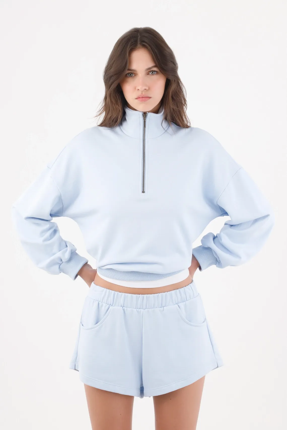 Buzo para mujer en algodón azul cielo fit relajado con media cremallera