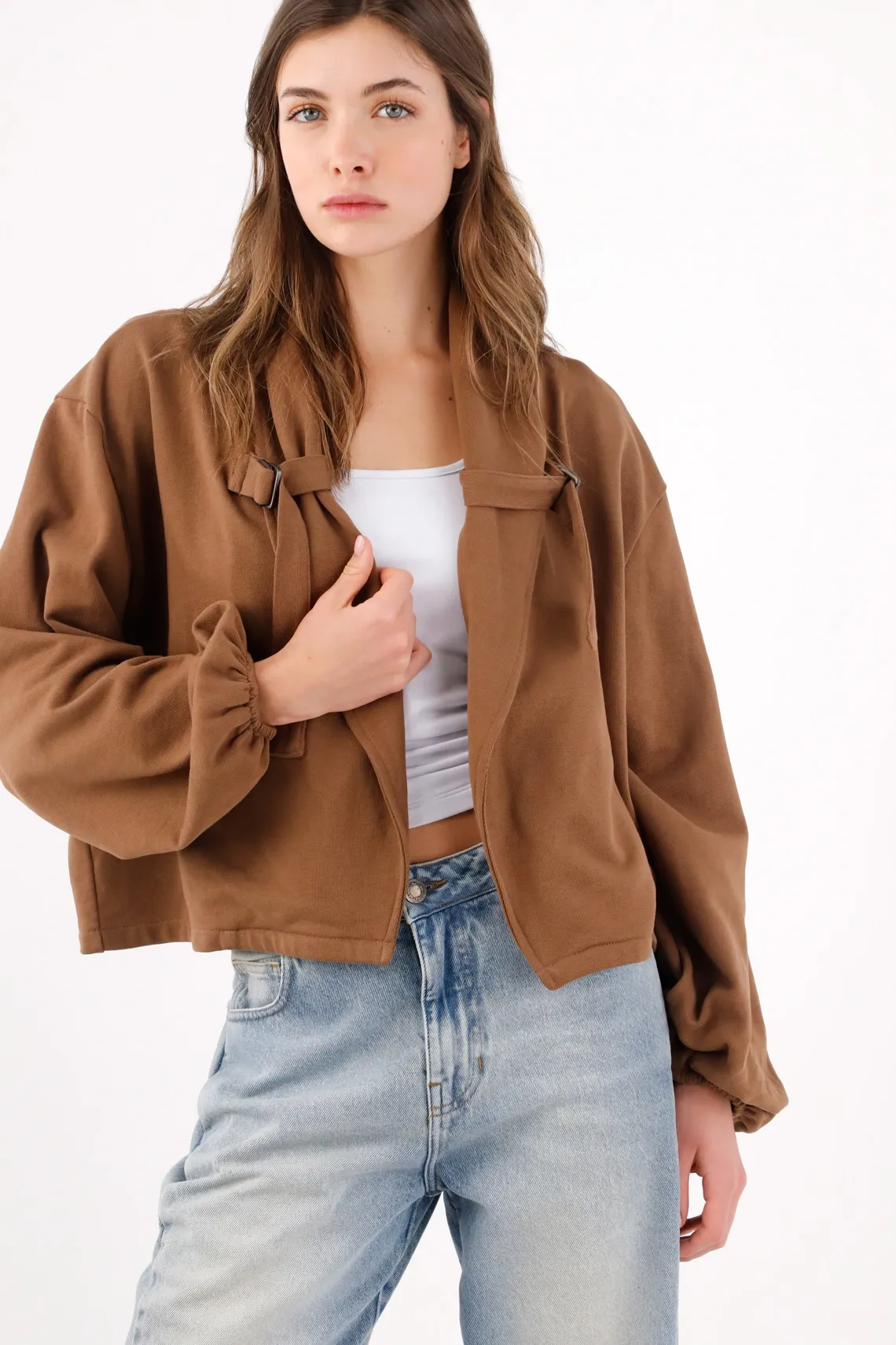 Buzo cropped relajado con hebillas frontales en algodón café para mujer