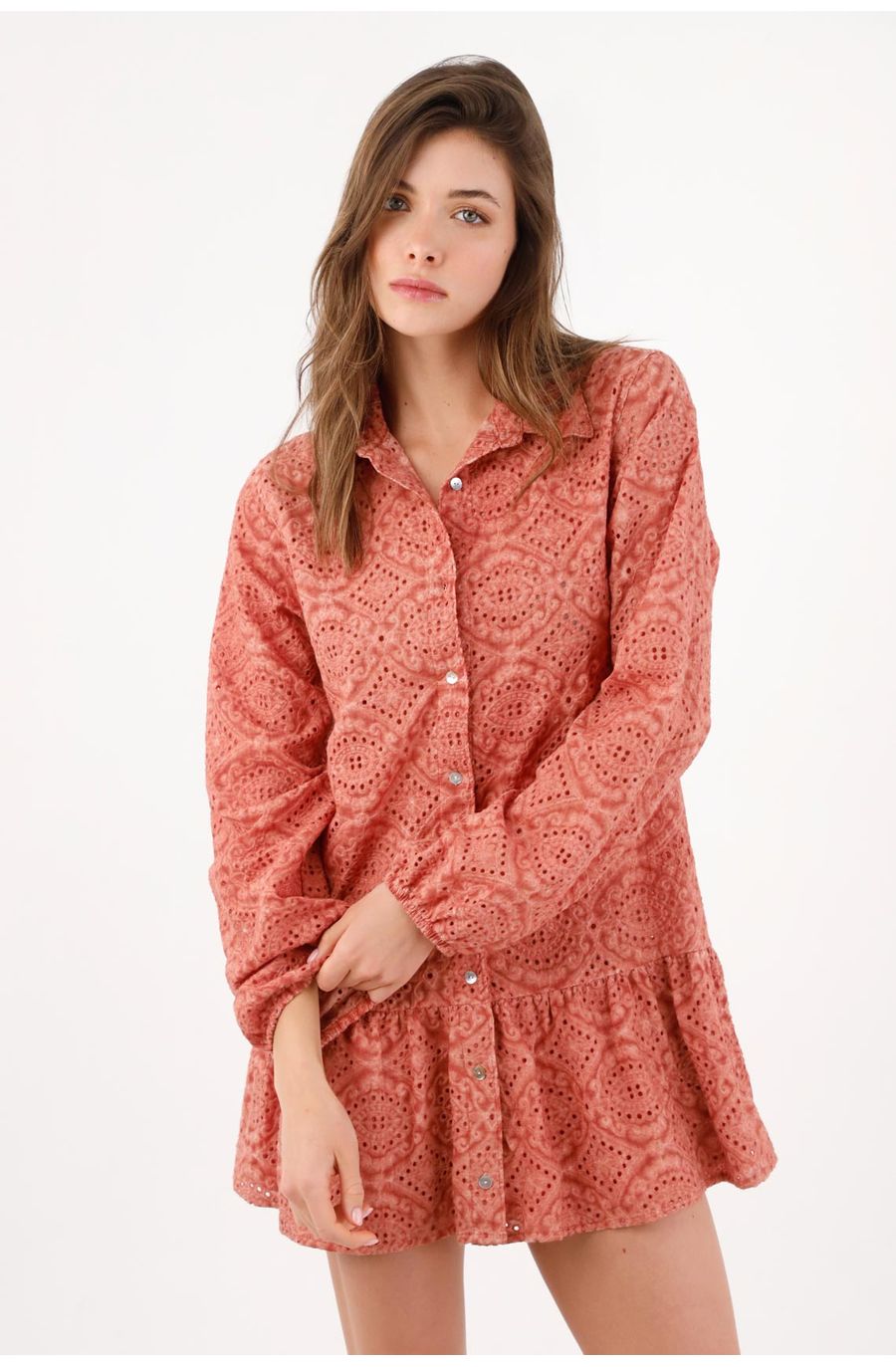 Vestido camisero relajado con broderie geométrico de algodón terracota para mujer