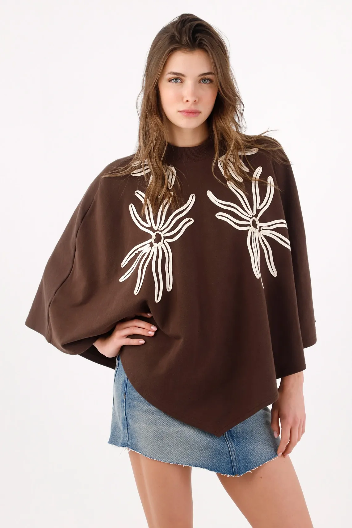 Buzo oversize con bordados florales en algodón café para mujer