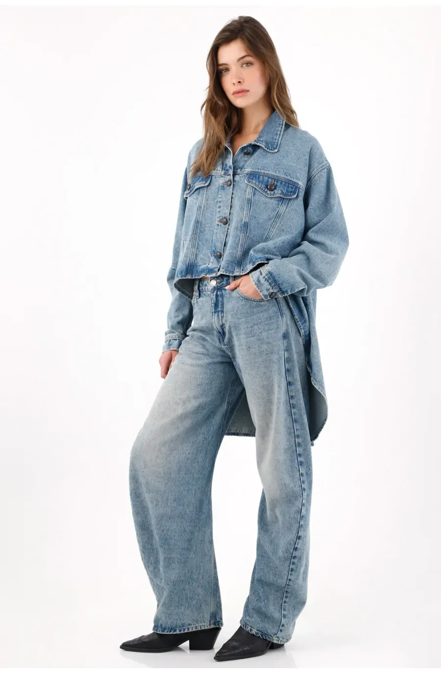 Chaqueta oversize con bajo asimétrico en denim azul para mujer