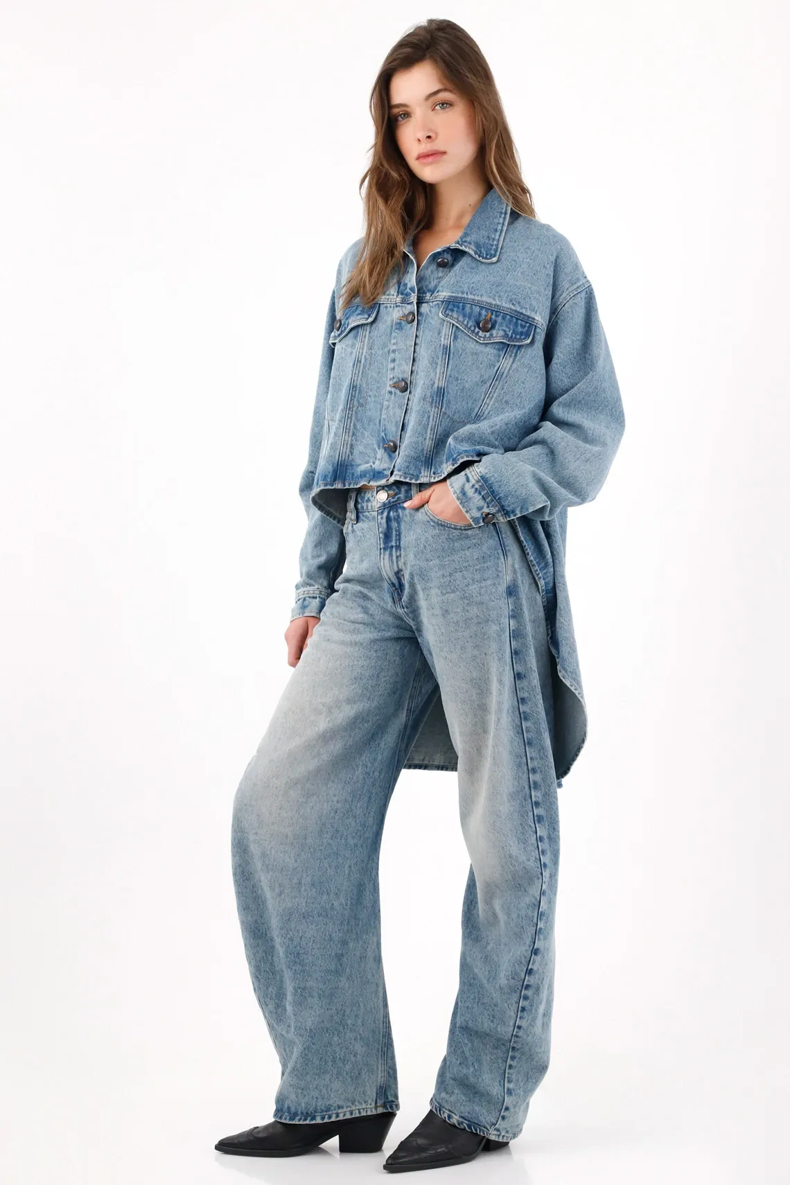 Chaqueta oversize con bajo asimétrico en denim azul para mujer