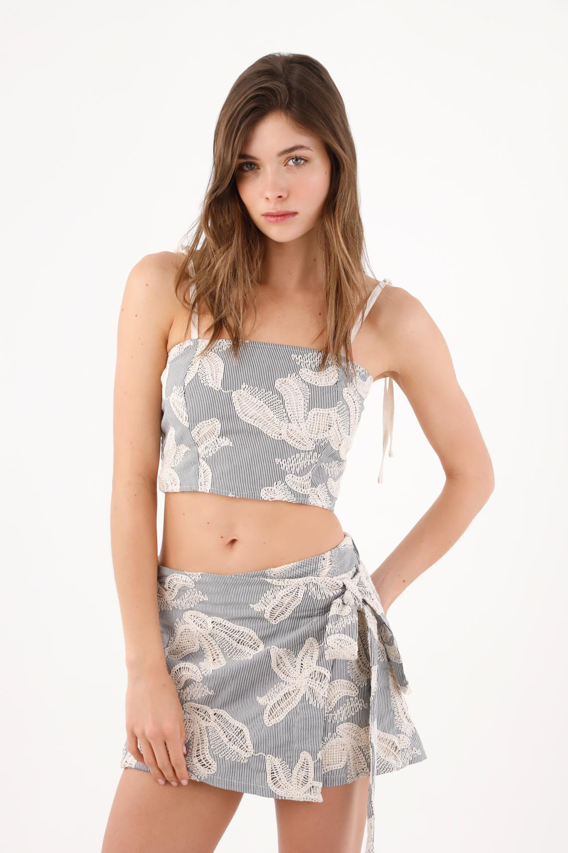 Top crop recto con florales bordados en algodón gris con blanco para mujer