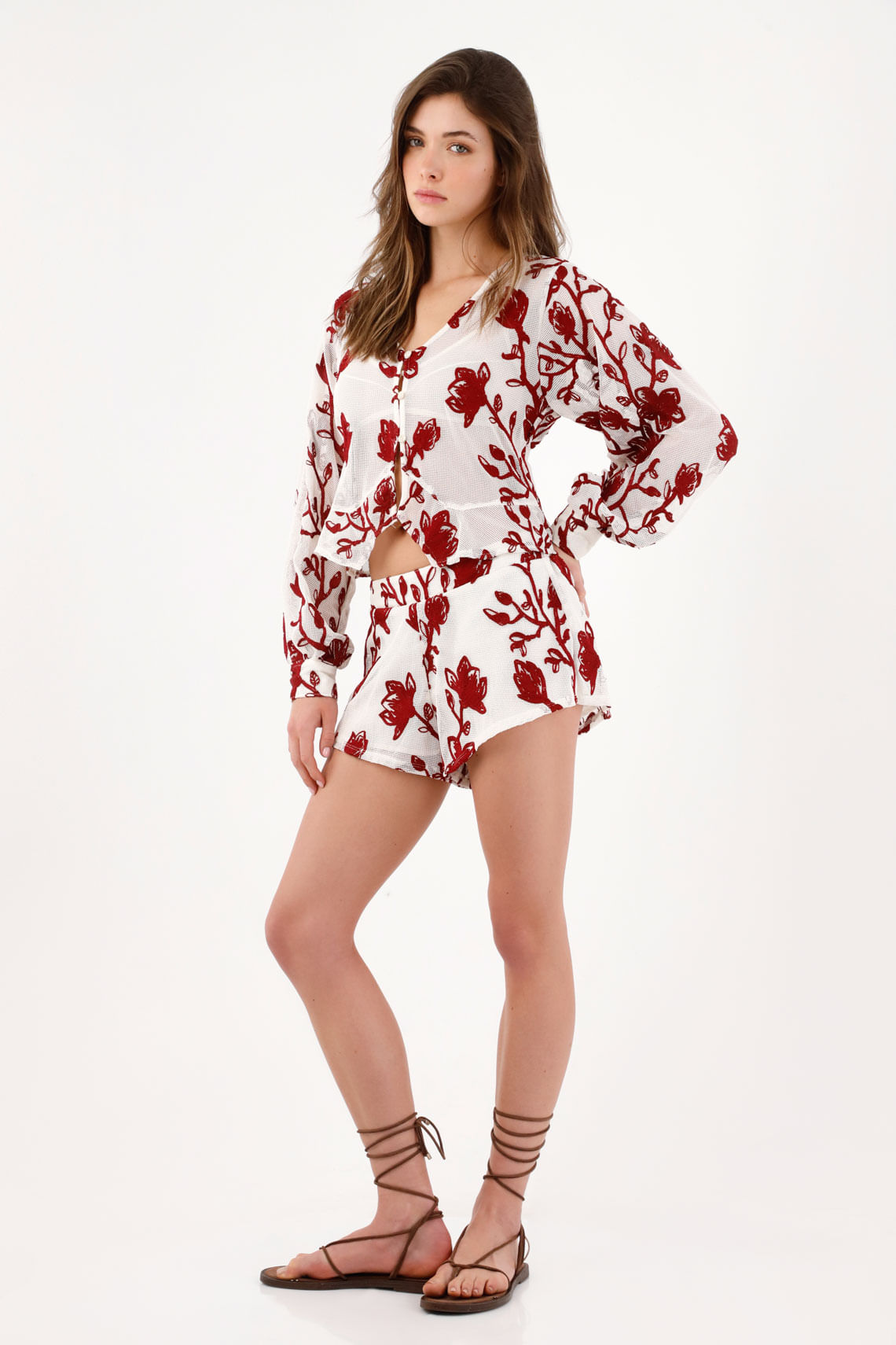 Bermuda fit relajado con estampado floral rojo en poliéster blanco para mujer