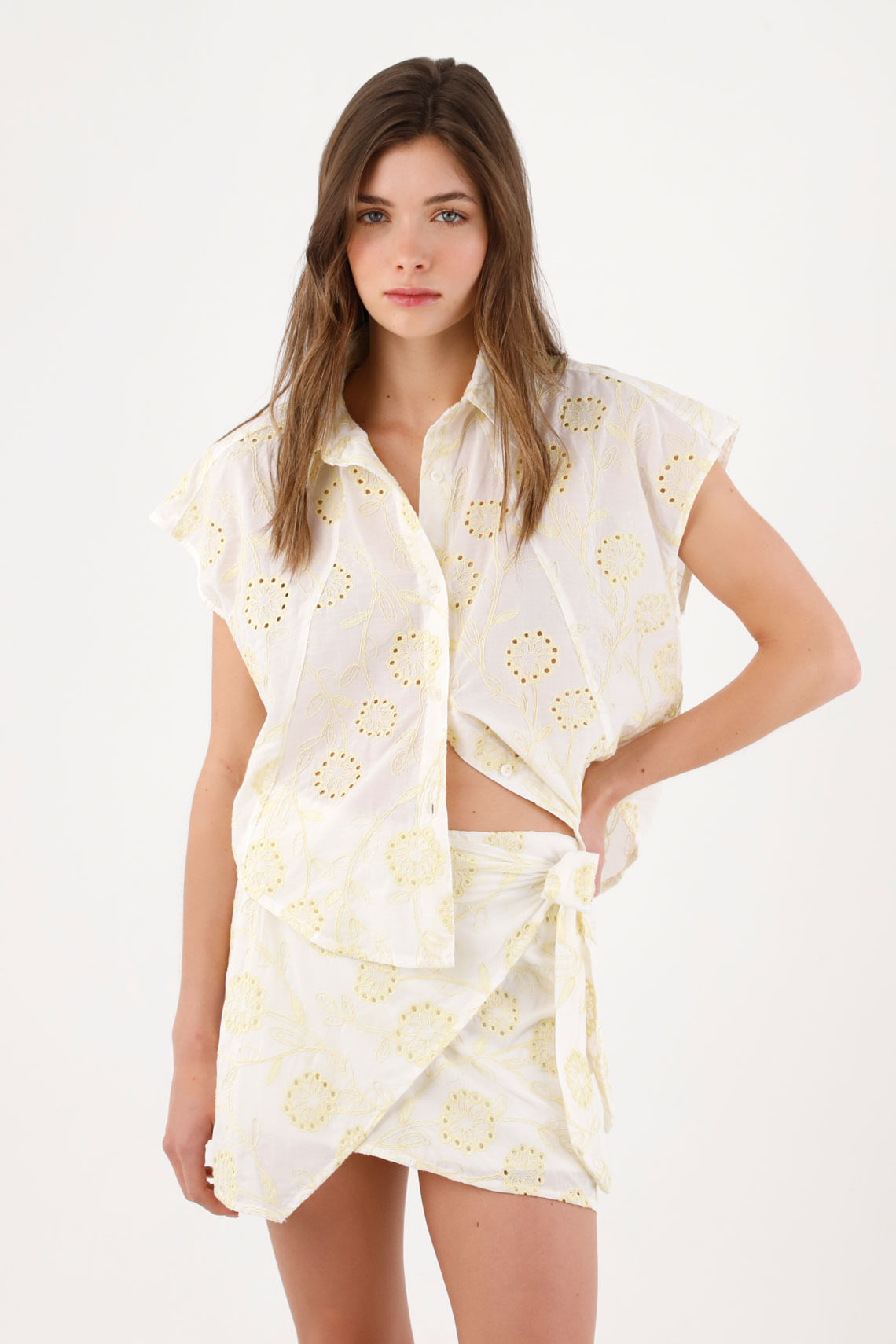 Camisa sin mangas relaxed con broderie floral de algodón blanco para mujer