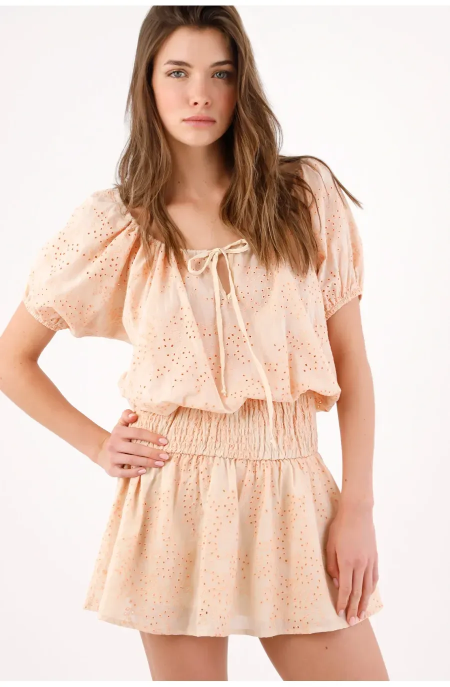 Vestido corto fit relajado con broderie calado en algodón durazno para mujer