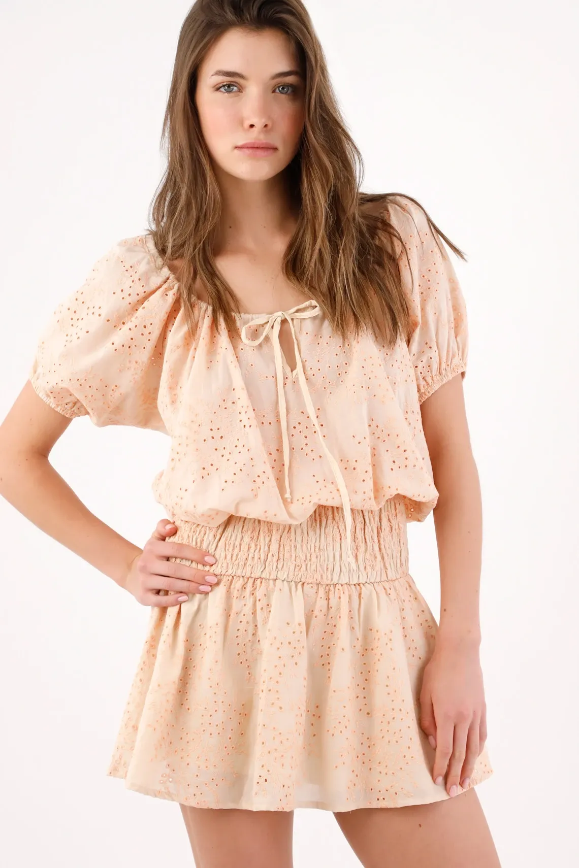 Vestido corto fit relajado con broderie calado en algodón durazno para mujer