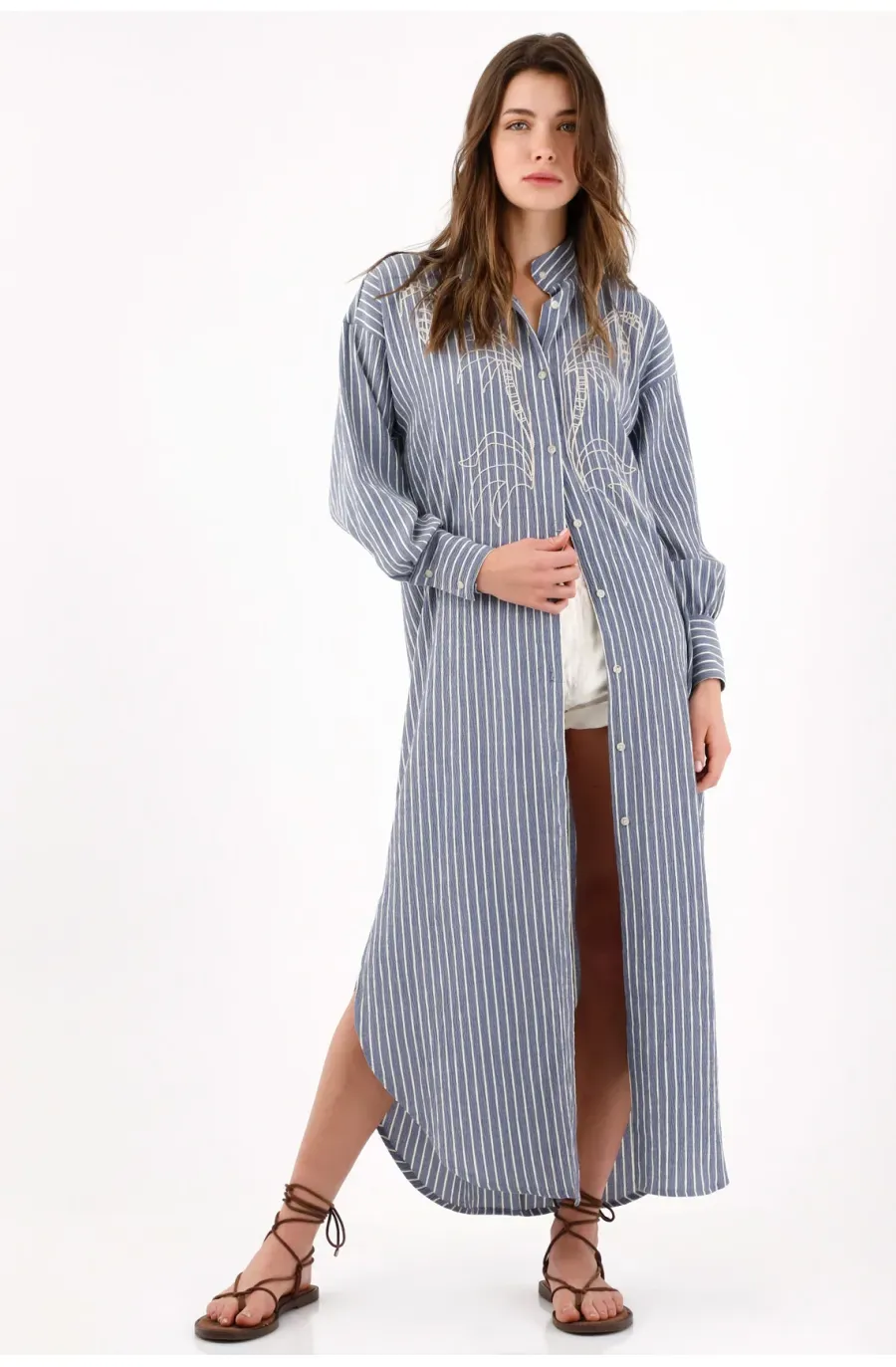 Vestido camisero relajado con bordado de palmeras en poliéster azul a rayas para mujer