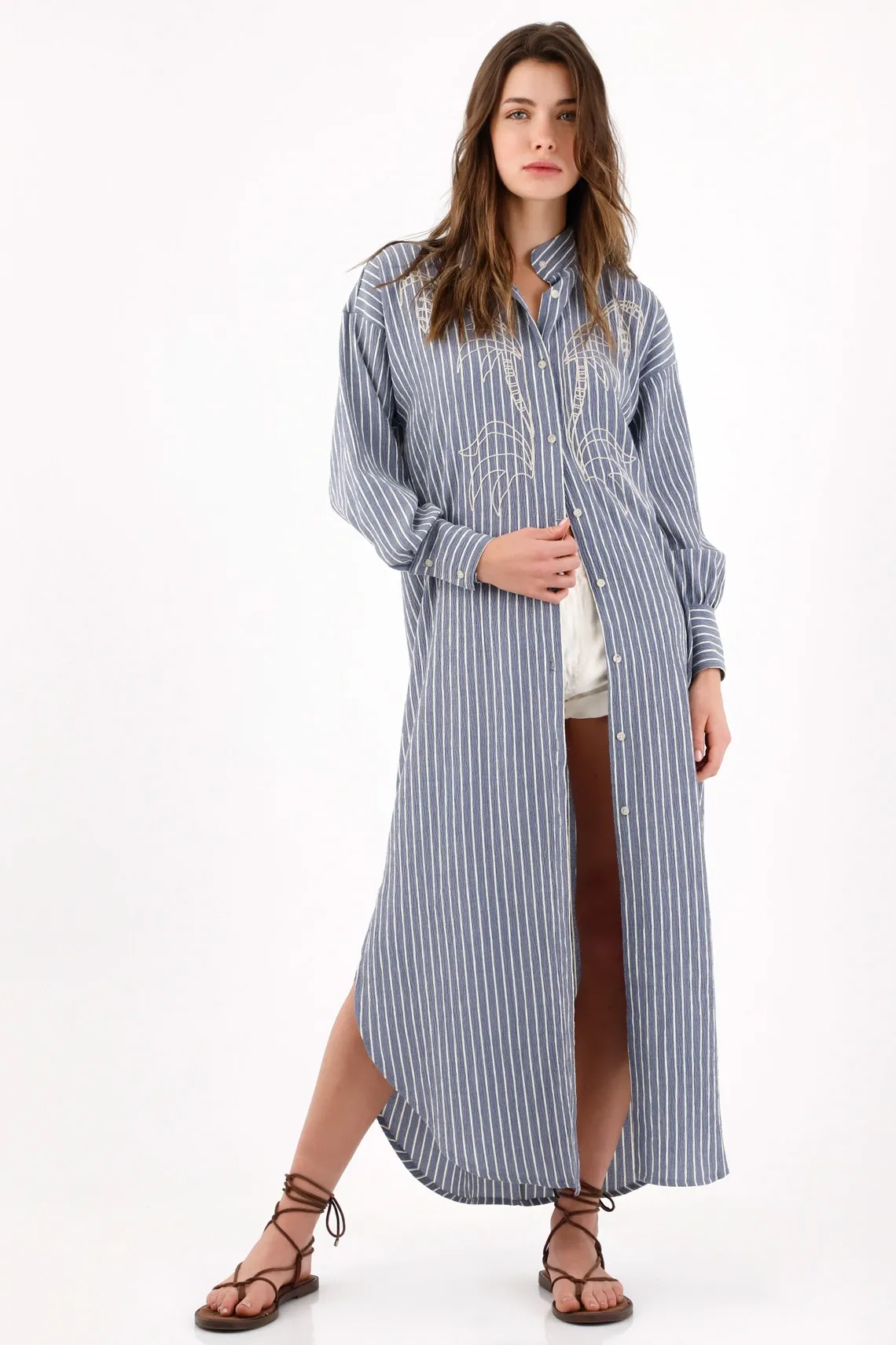 Vestido camisero relajado con bordado de palmeras en poliéster azul a rayas para mujer