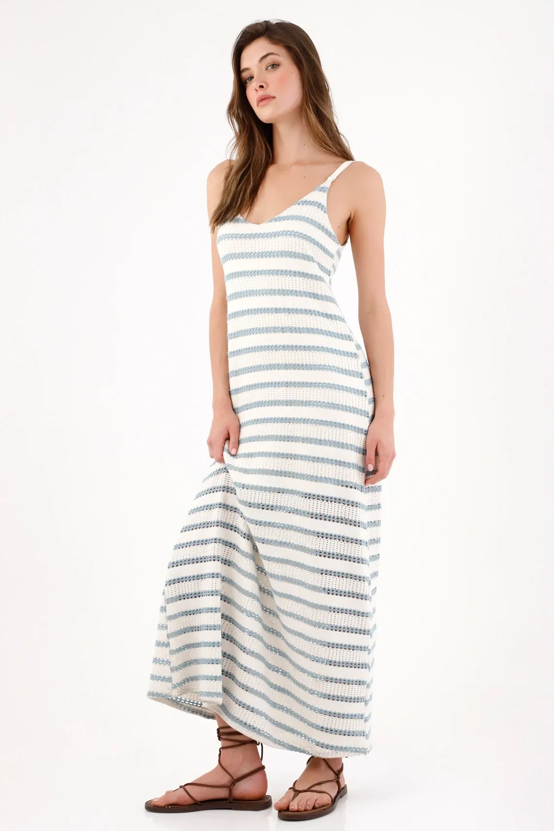 Vestido largo fit relajado con rayas caladas en algodón blanco y azul para mujer