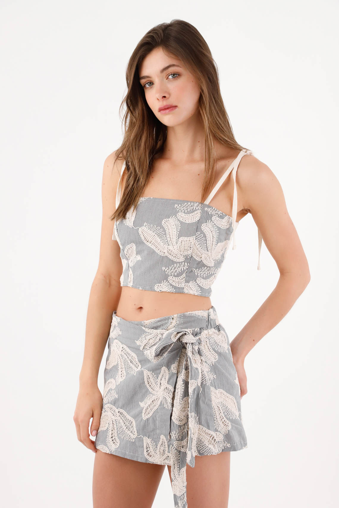 Falda mini con lazo frontal tipo pareo en algodón gris para mujer