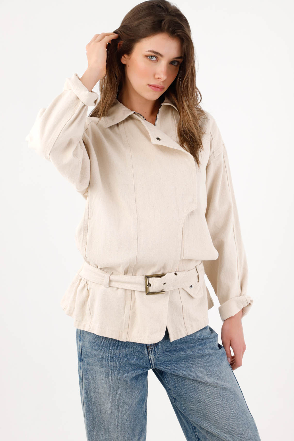 Cazadora fit relajado con cinturón de algodón beige para mujer