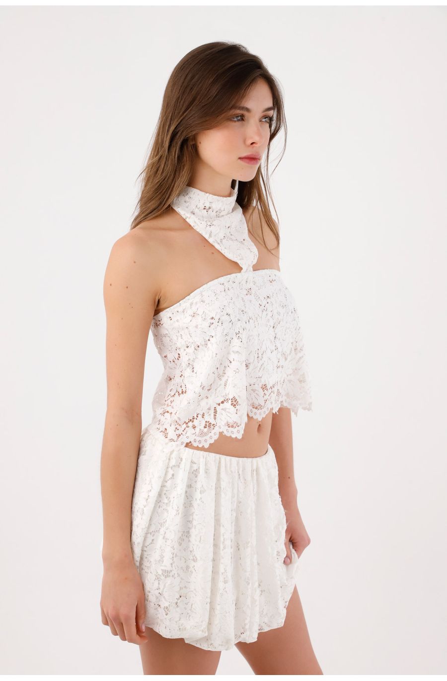Top crop holgado con cuello halter cruzado en encaje blanco para mujer
