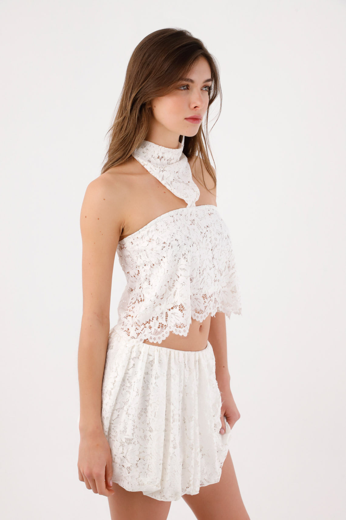 Top crop holgado con cuello halter cruzado en encaje blanco para mujer