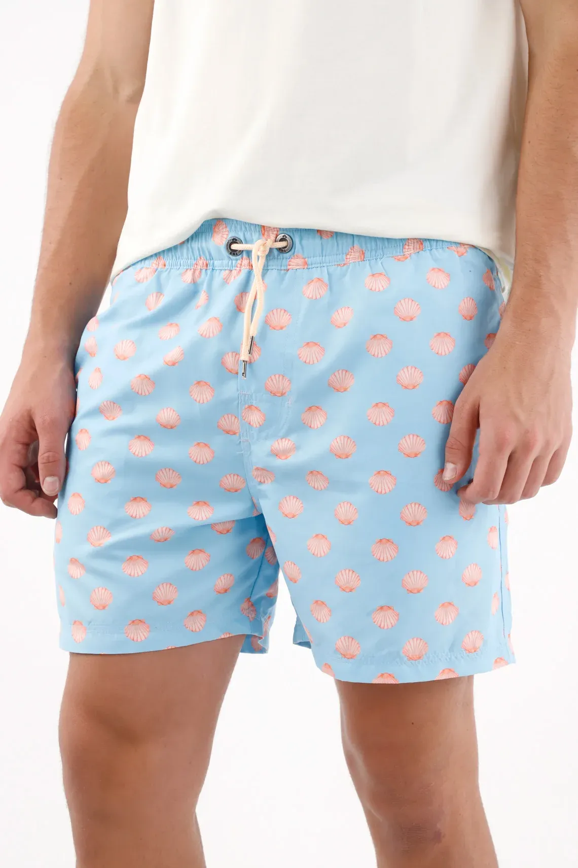 Pantaloneta de baño fit clásico con estampado de conchas en poliéster azul cielo para hombre