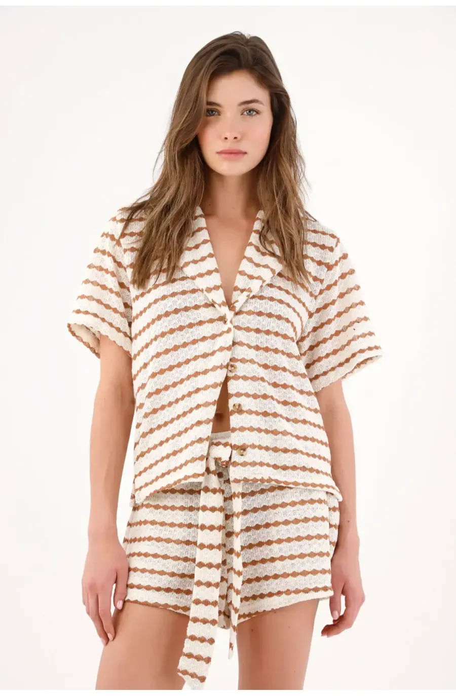 Camisa relaxed fit con rayas texturizadas en poliéster crudo y camel para mujer