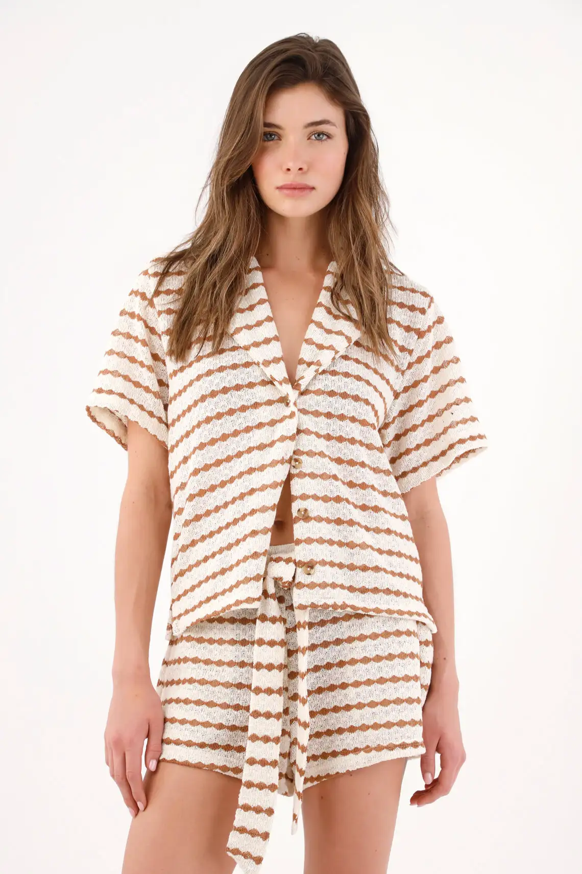 Camisa relaxed fit con rayas texturizadas en poliéster crudo y camel para mujer