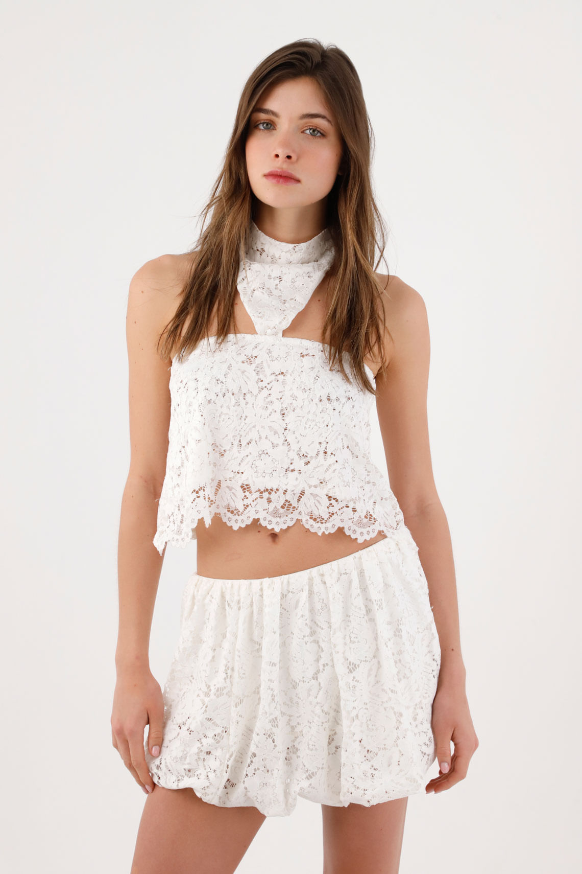 Falda corta fit relajado con bajo abullonado en encaje blanco para mujer
