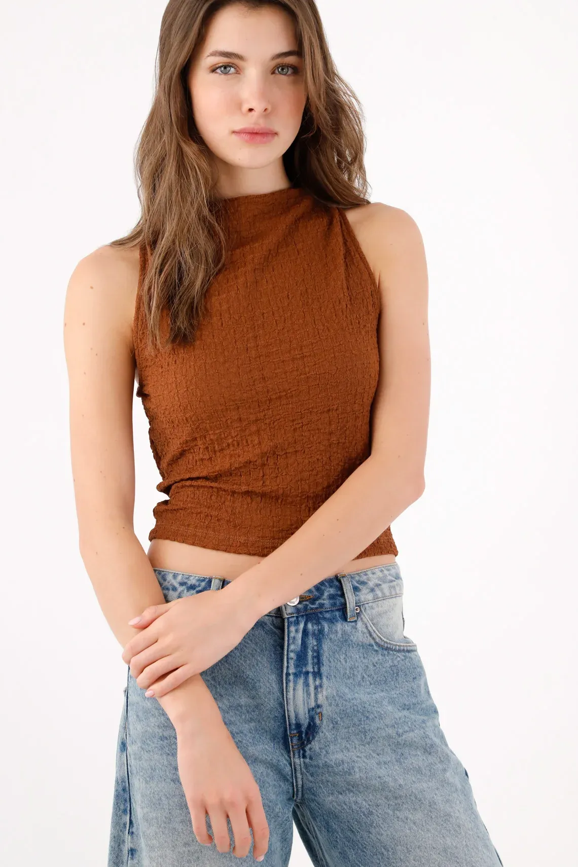 Top slim fit con textura en poliéster terracota para mujer