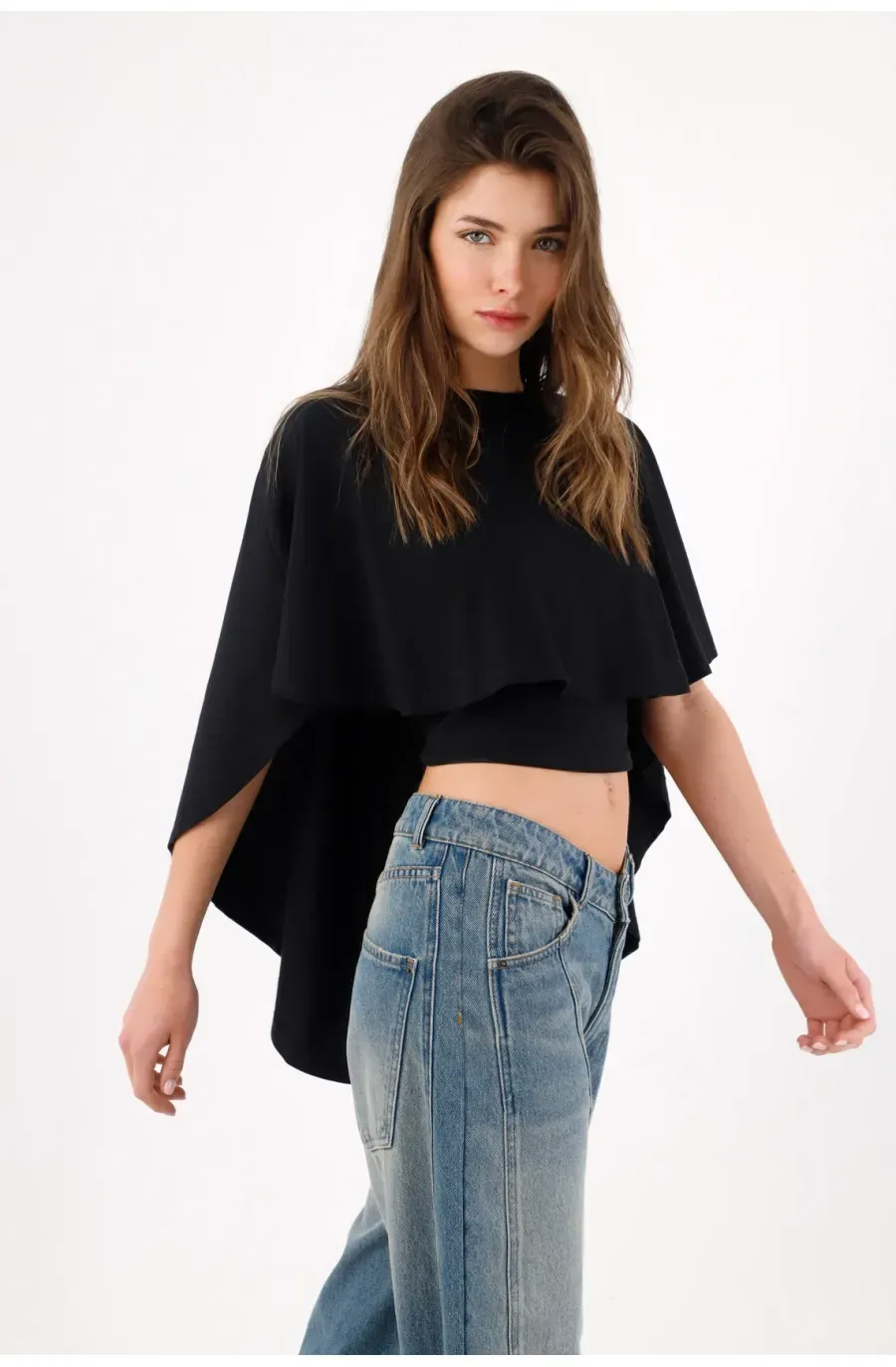 Camiseta cropped con capa fluida en algodón negro para mujer