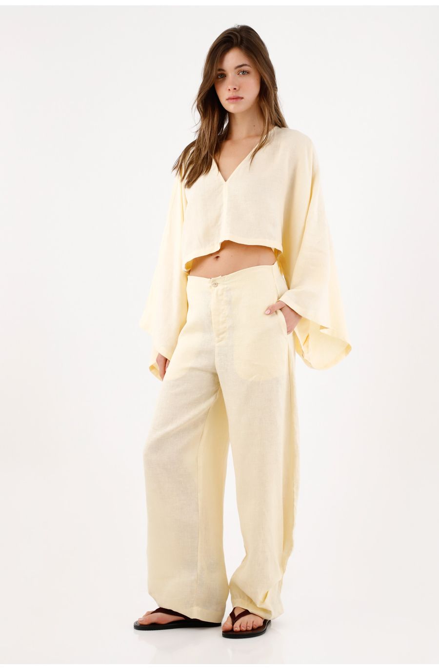 Pantalón pierna ancha con caída fluida en lino amarillo para mujer
