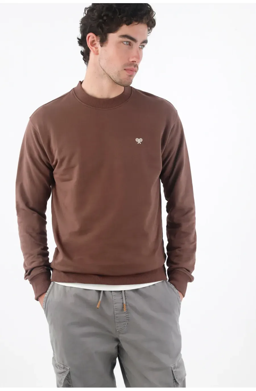 Buzo fit clásico con bordado minimal en algodón café para hombre