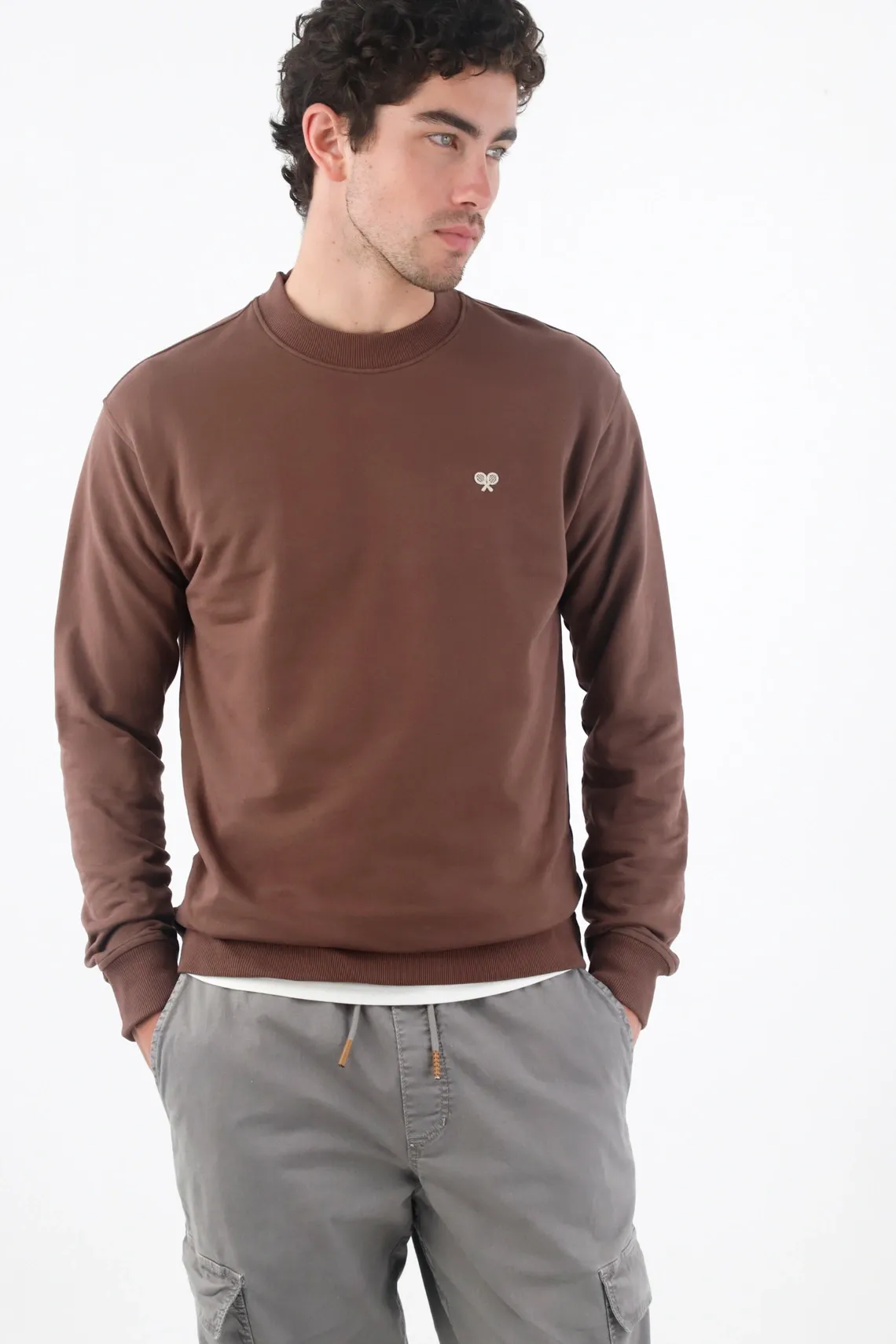 Buzo fit clásico con bordado minimal en algodón café para hombre