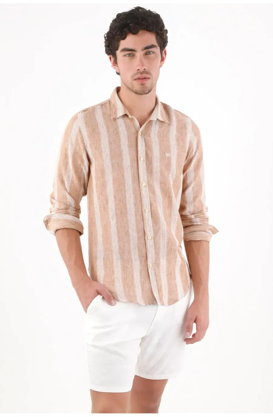 Camisa regular fit con rayas verticales texturizadas de poliéster beige arena para hombre