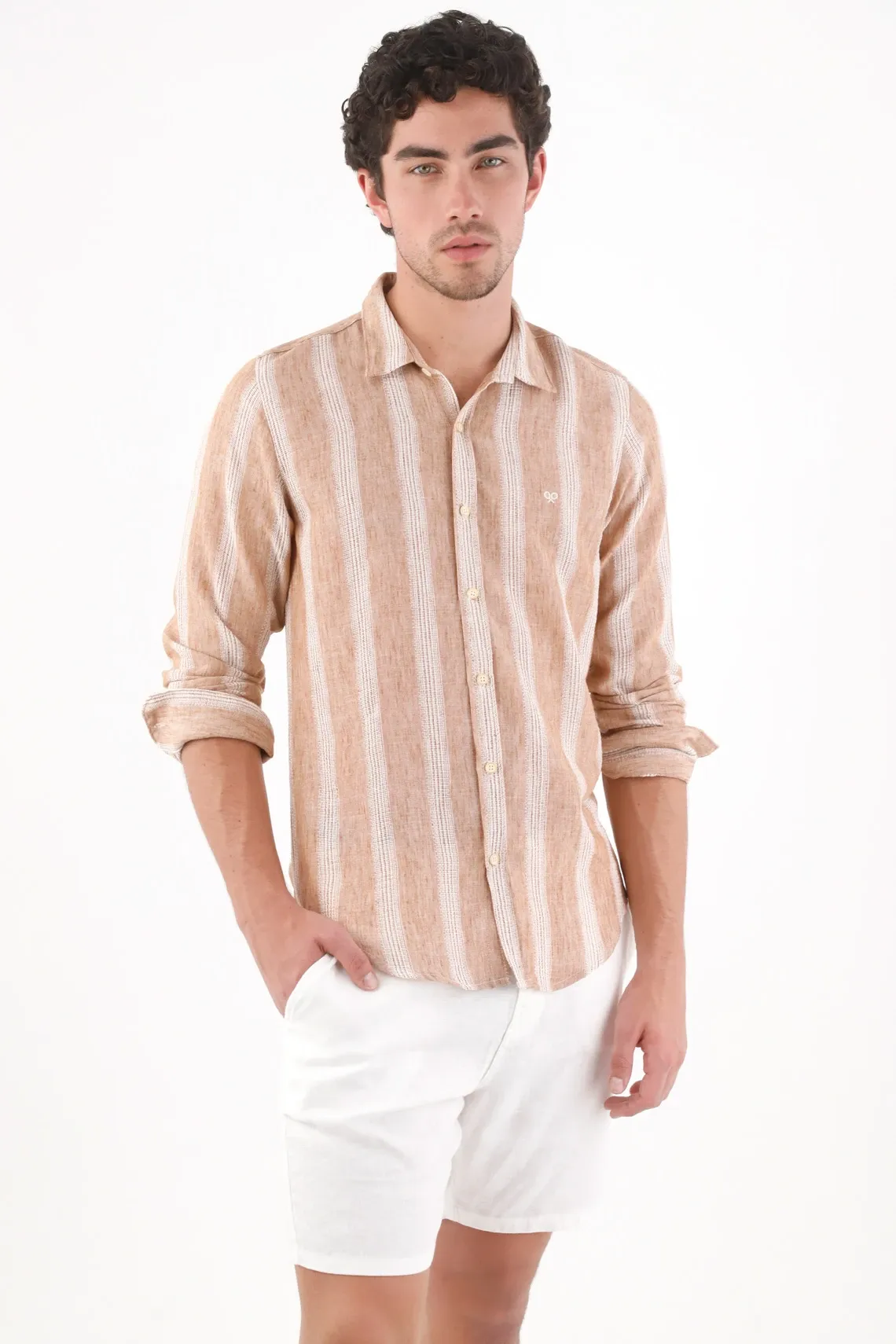 Camisa regular fit con rayas verticales texturizadas de poliéster beige arena para hombre