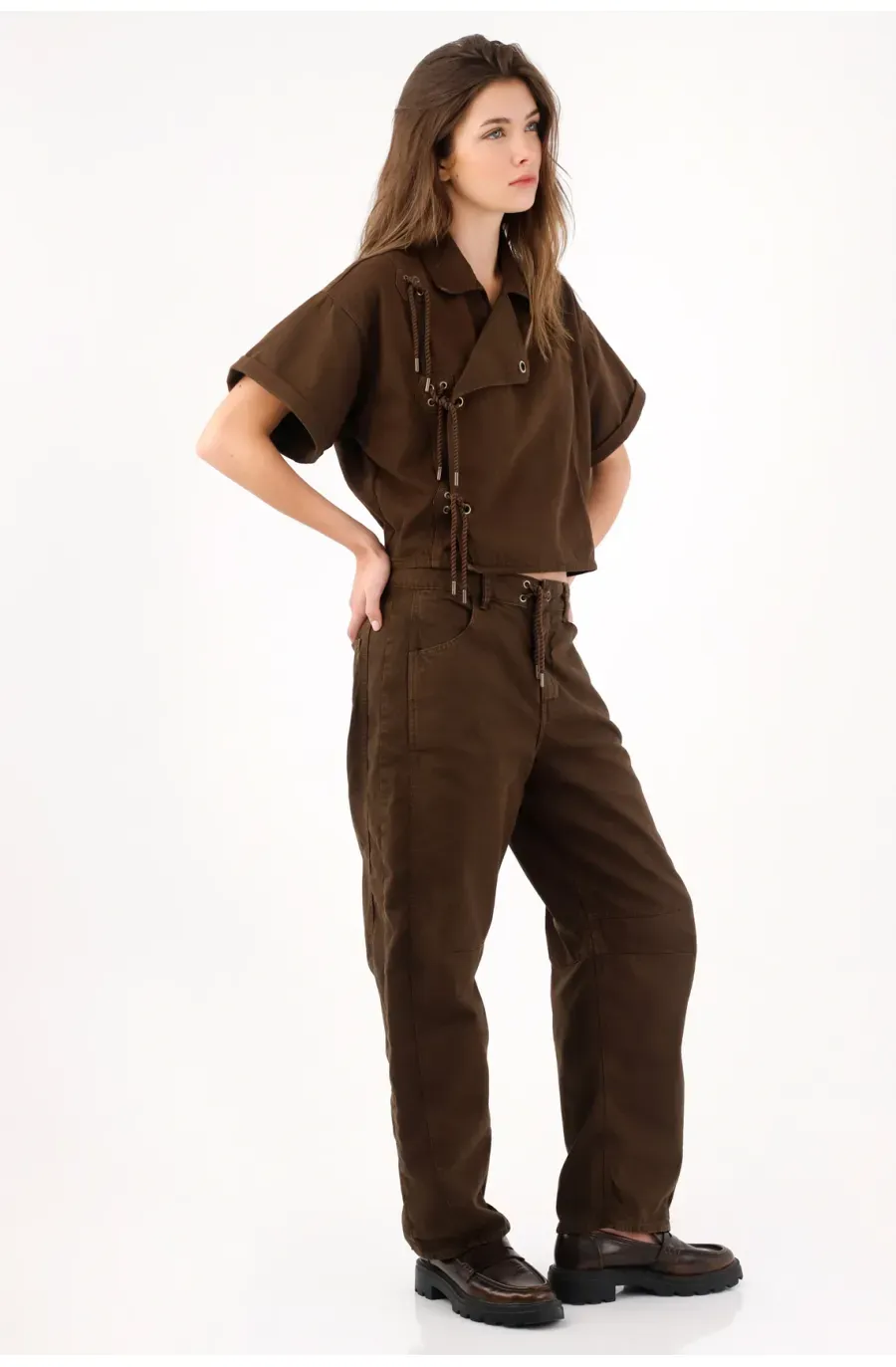 Pantalón recto relajado con cintura de cordón y ojales metálicos en algodón marrón para mujer