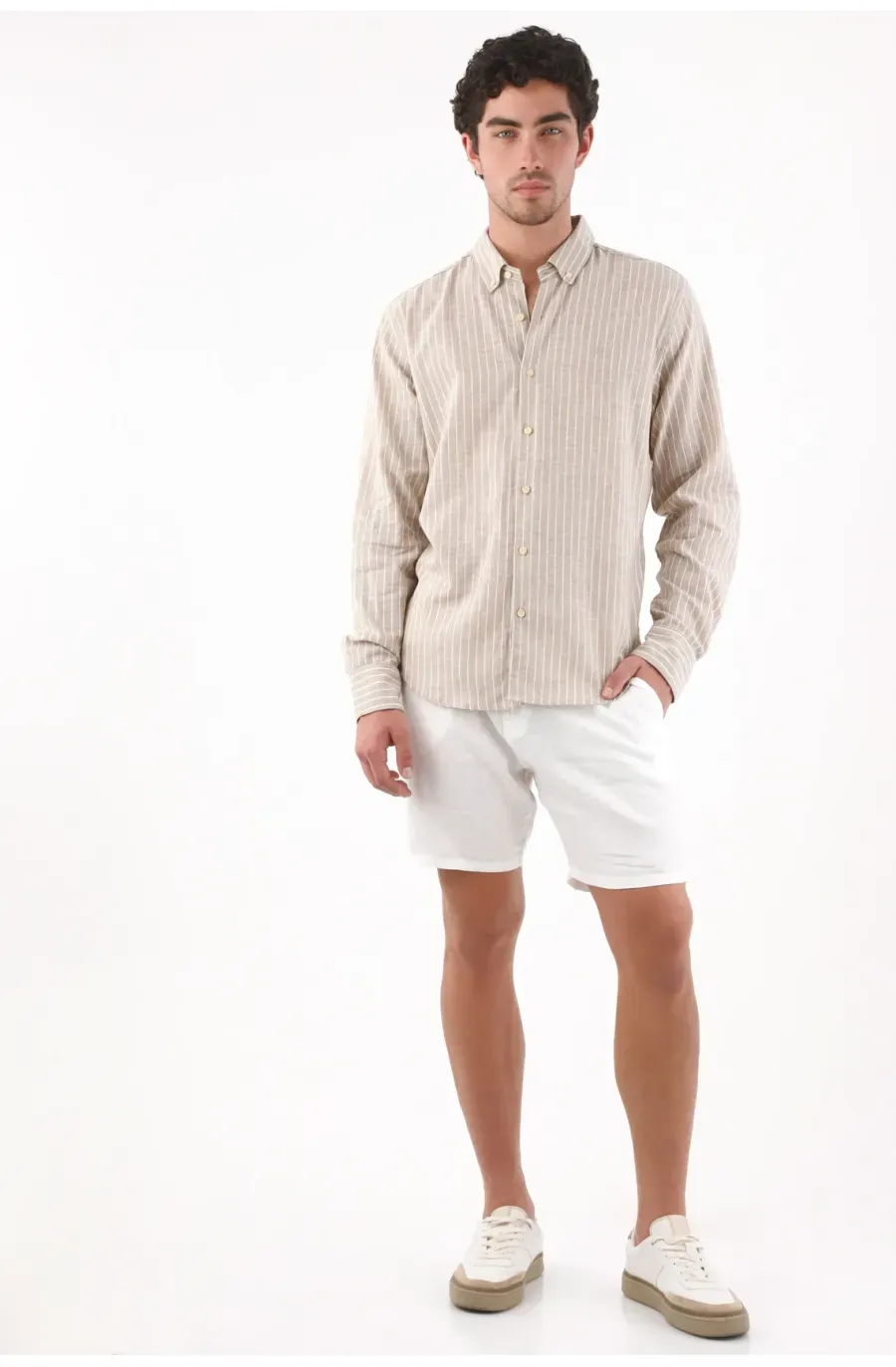 Camisa fit clásico con rayas verticales en lino beige para hombre