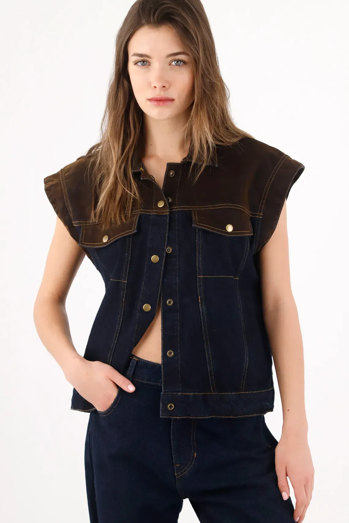Chaleco recto con detalle superior en contraste en denim azul para mujer