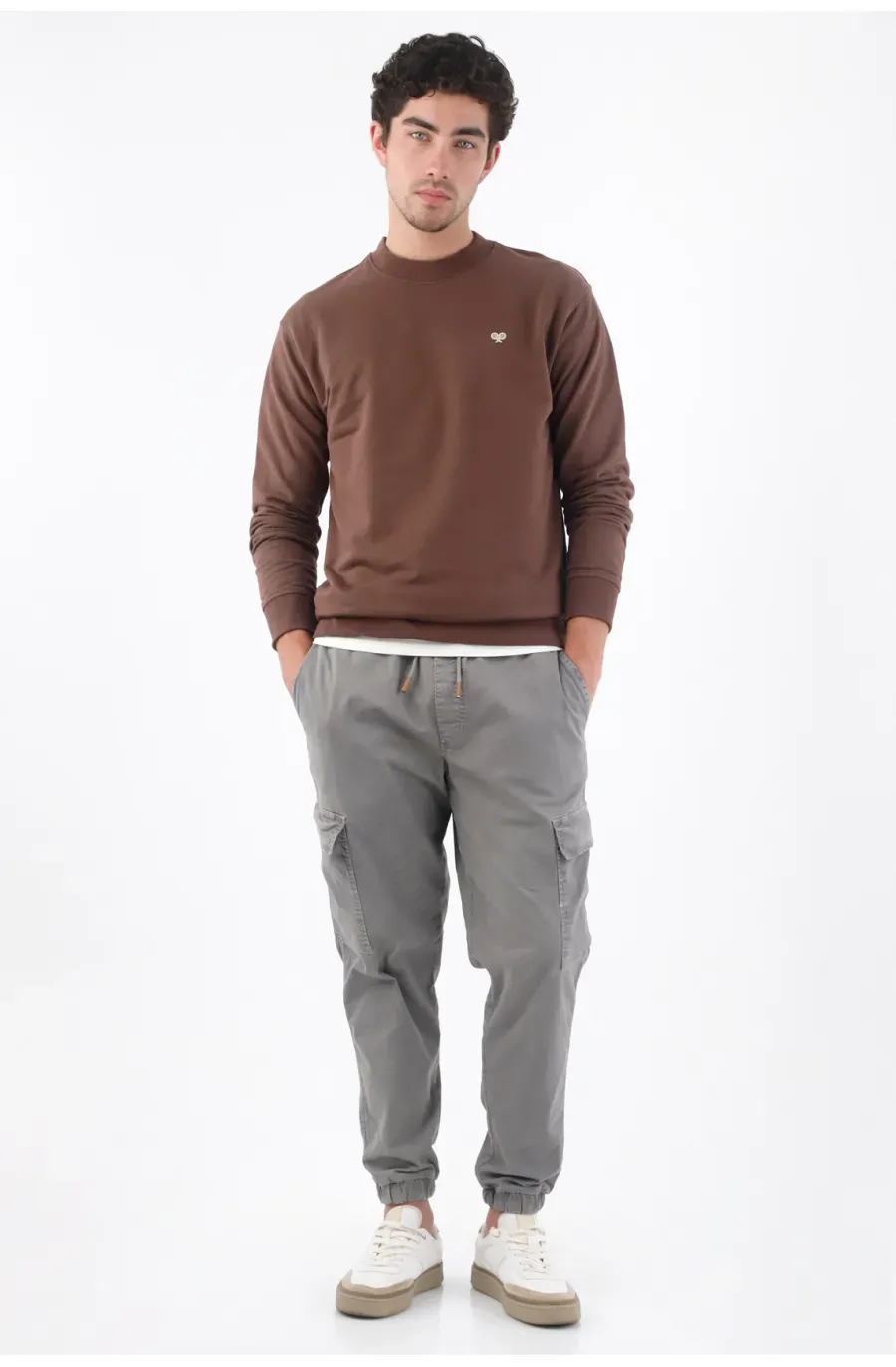 Pantalón jogger con bolsillos cargo de algodón gris para hombre