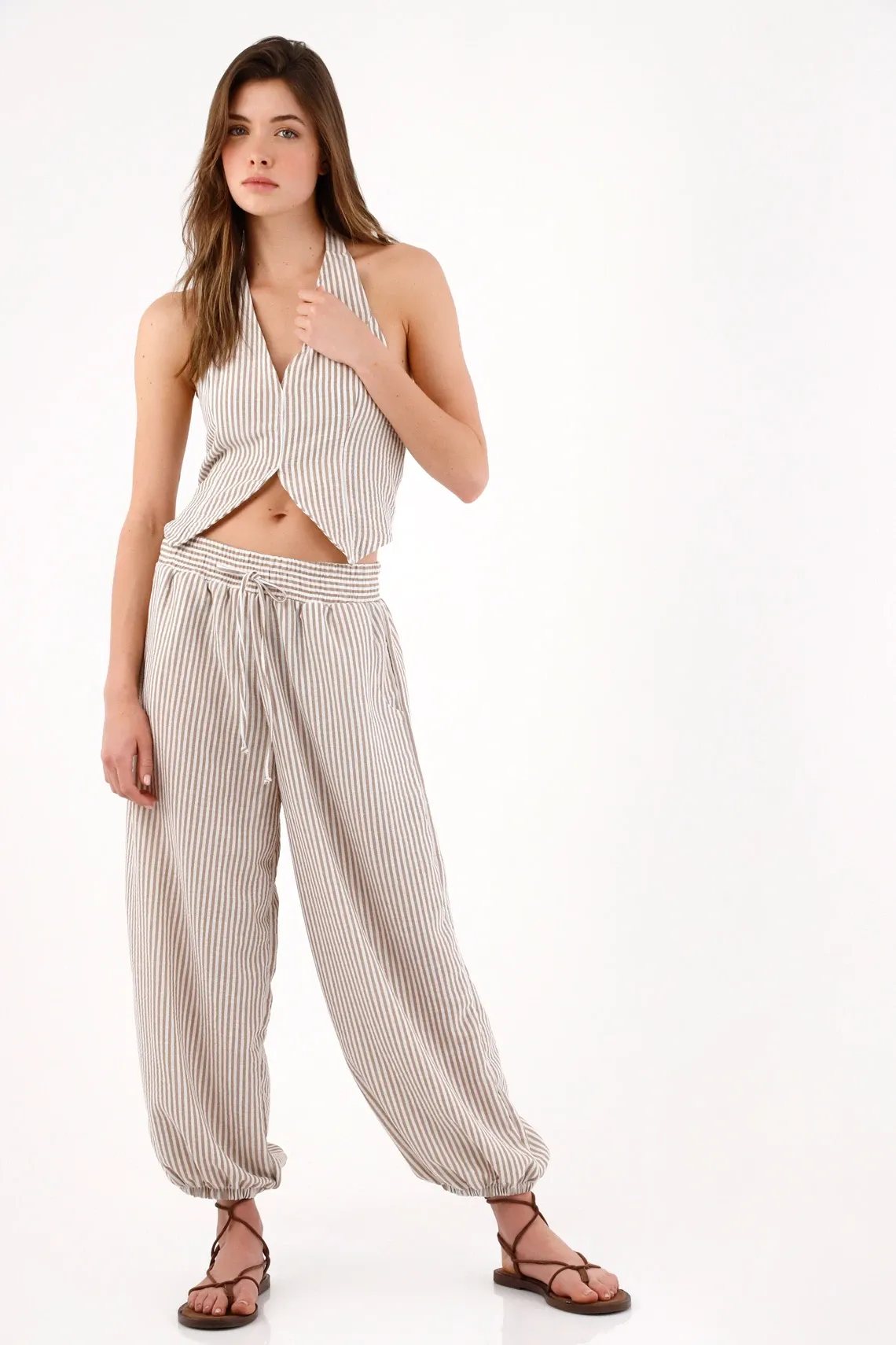 Pantalón jogger relaxed con cintura smock en poliéster beige rayado para mujer