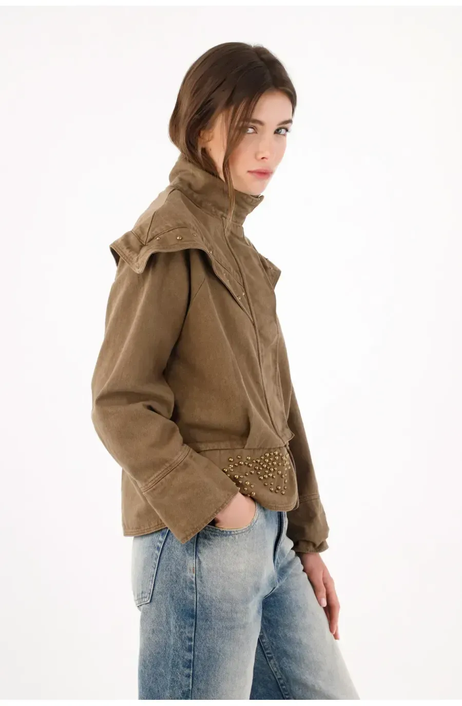 Chaqueta fit relajado con yugo tipo capa tachonado de algodón kaki para mujer