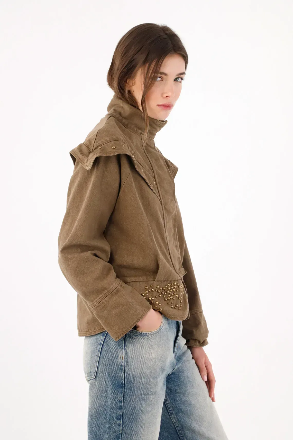 Chaqueta fit relajado con yugo tipo capa tachonado de algodón kaki para mujer