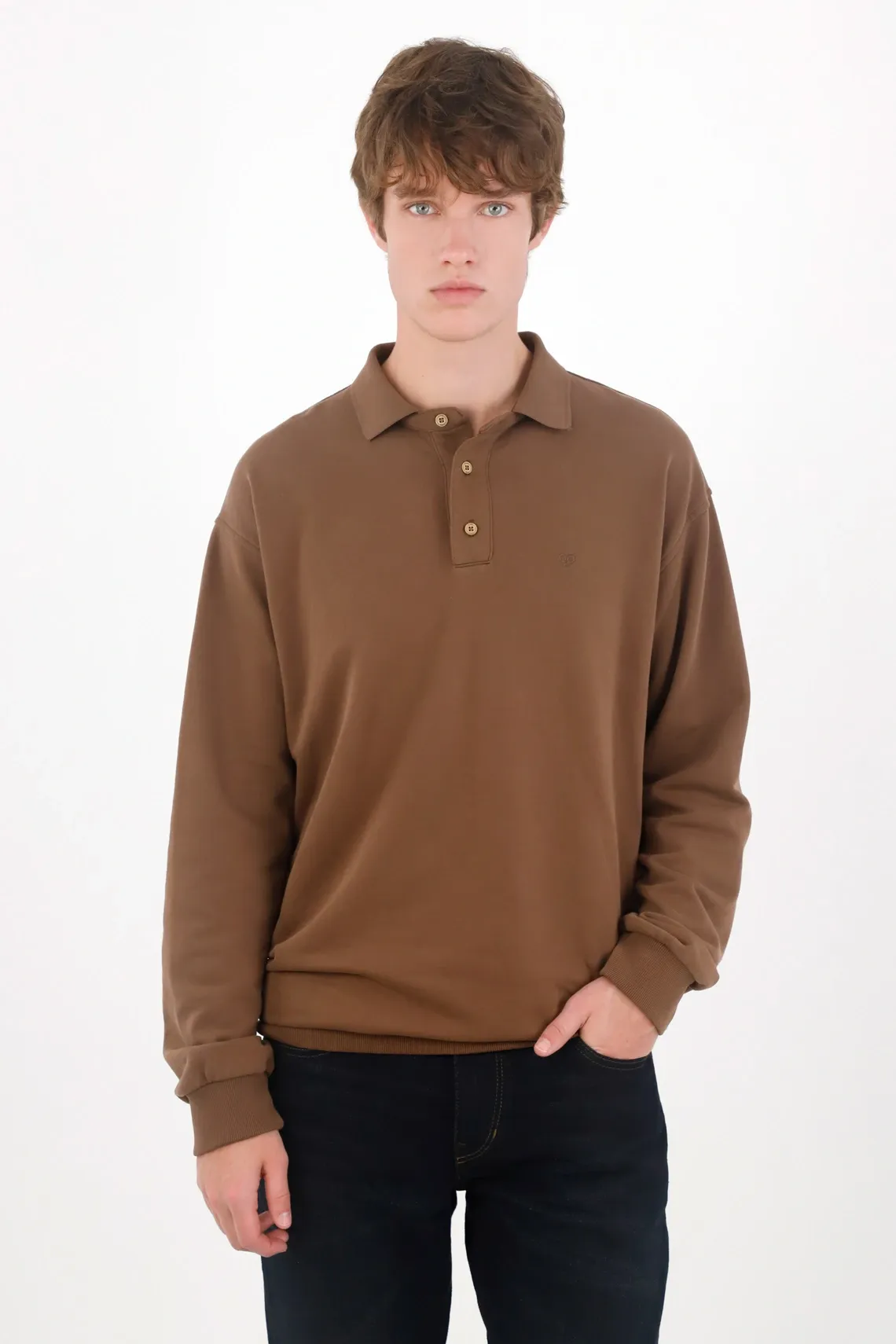 Buzo regular fit con cuello polo y botones en algodón café para hombre