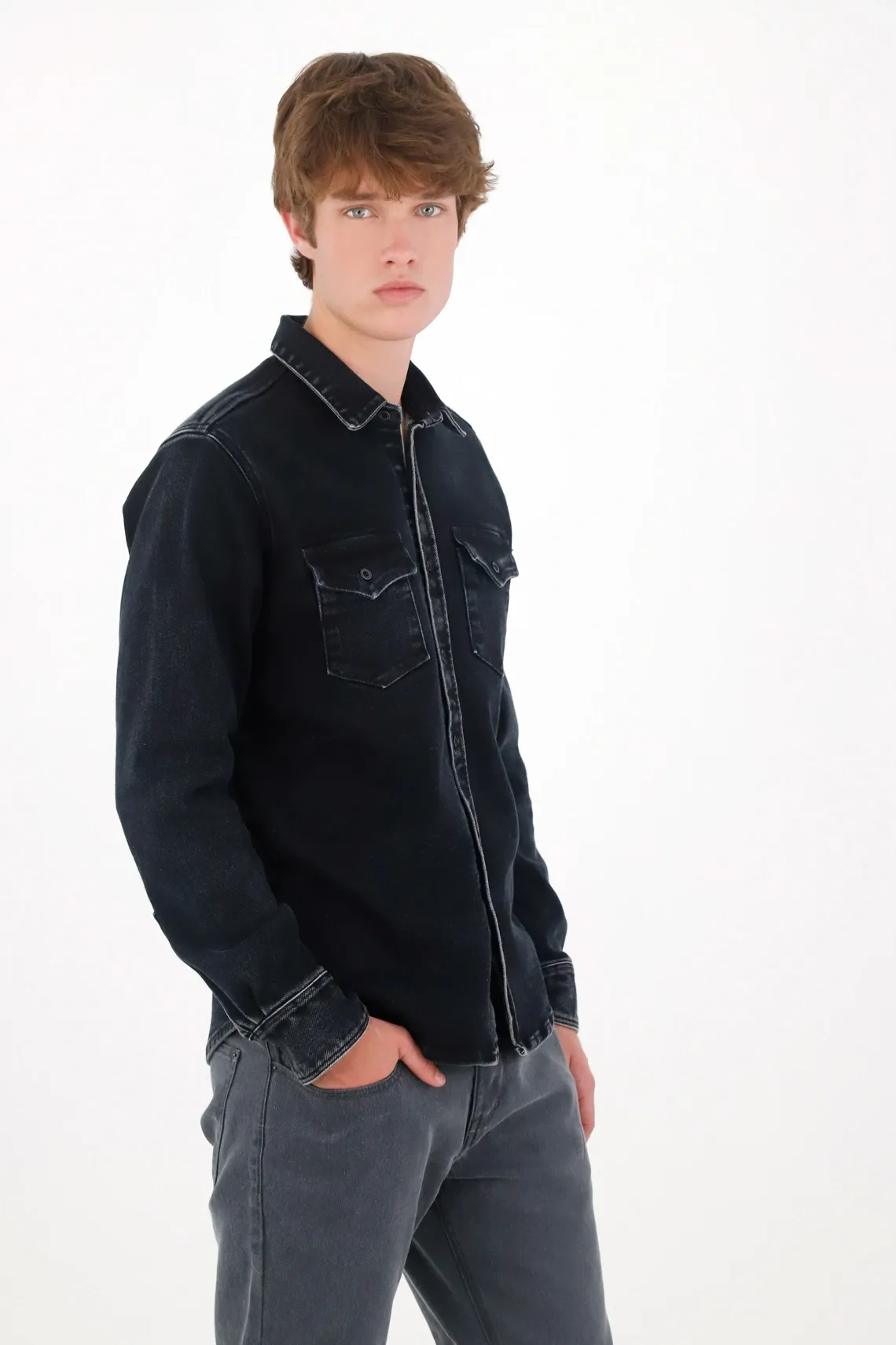 Camisa regular fit con lavado en contraste de algodón negro para hombre