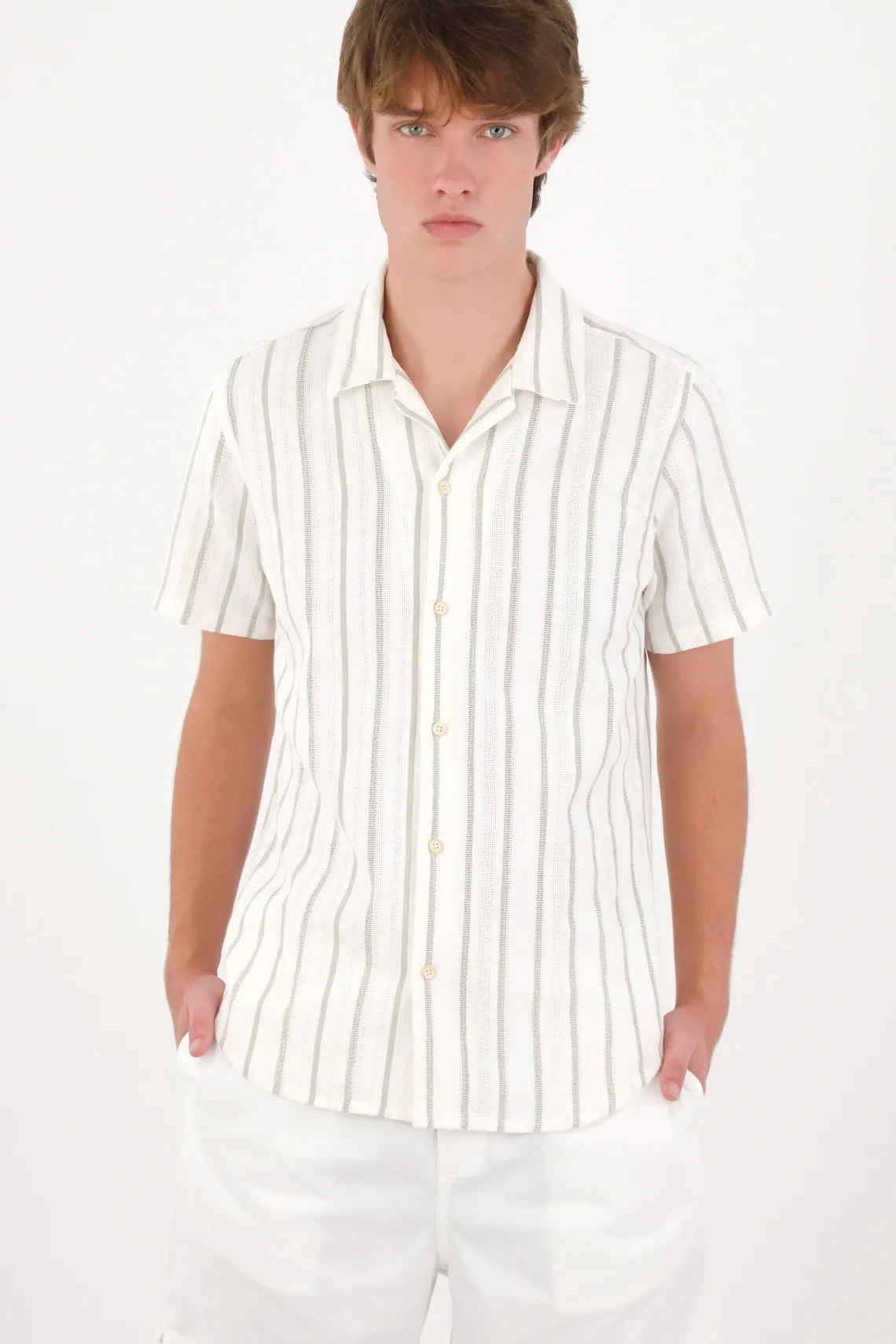 Camisa manga corta relax fit con rayas preteñidas en algodón blanco para hombre