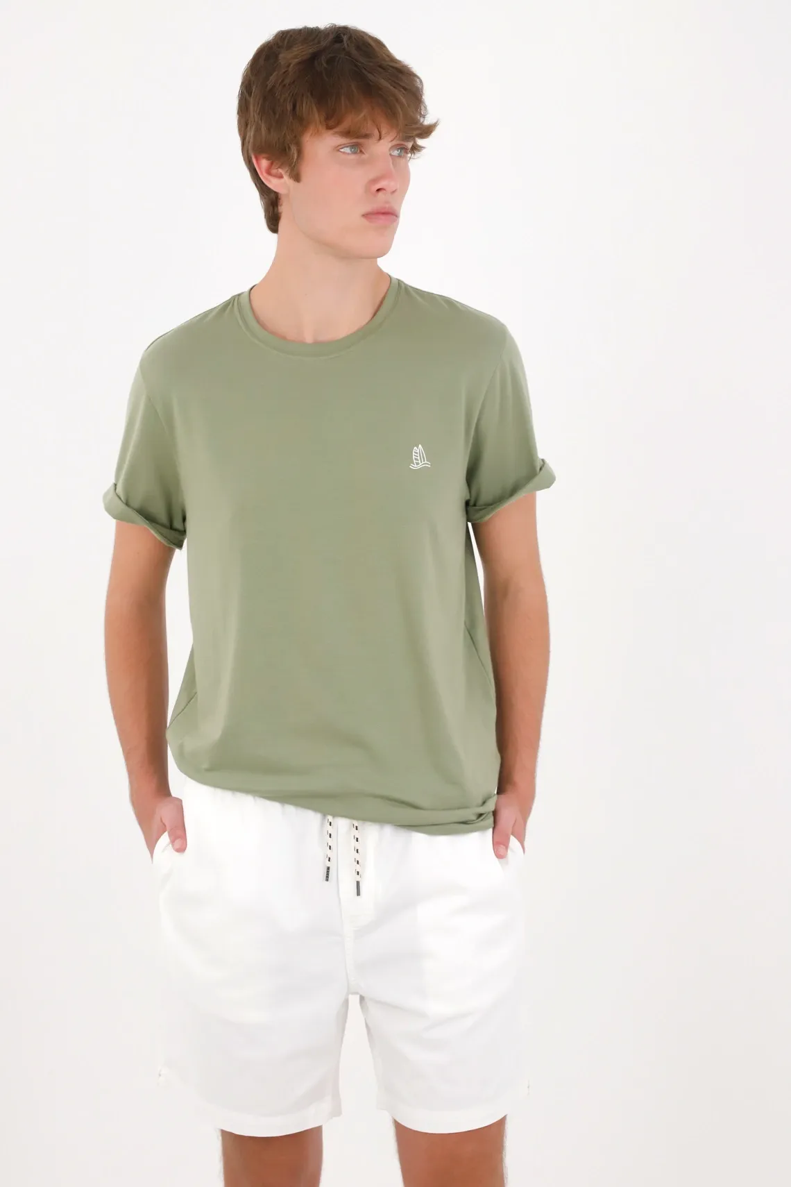 Camiseta fit relajado con mini ícono al pecho en algodón verde salvia para hombre