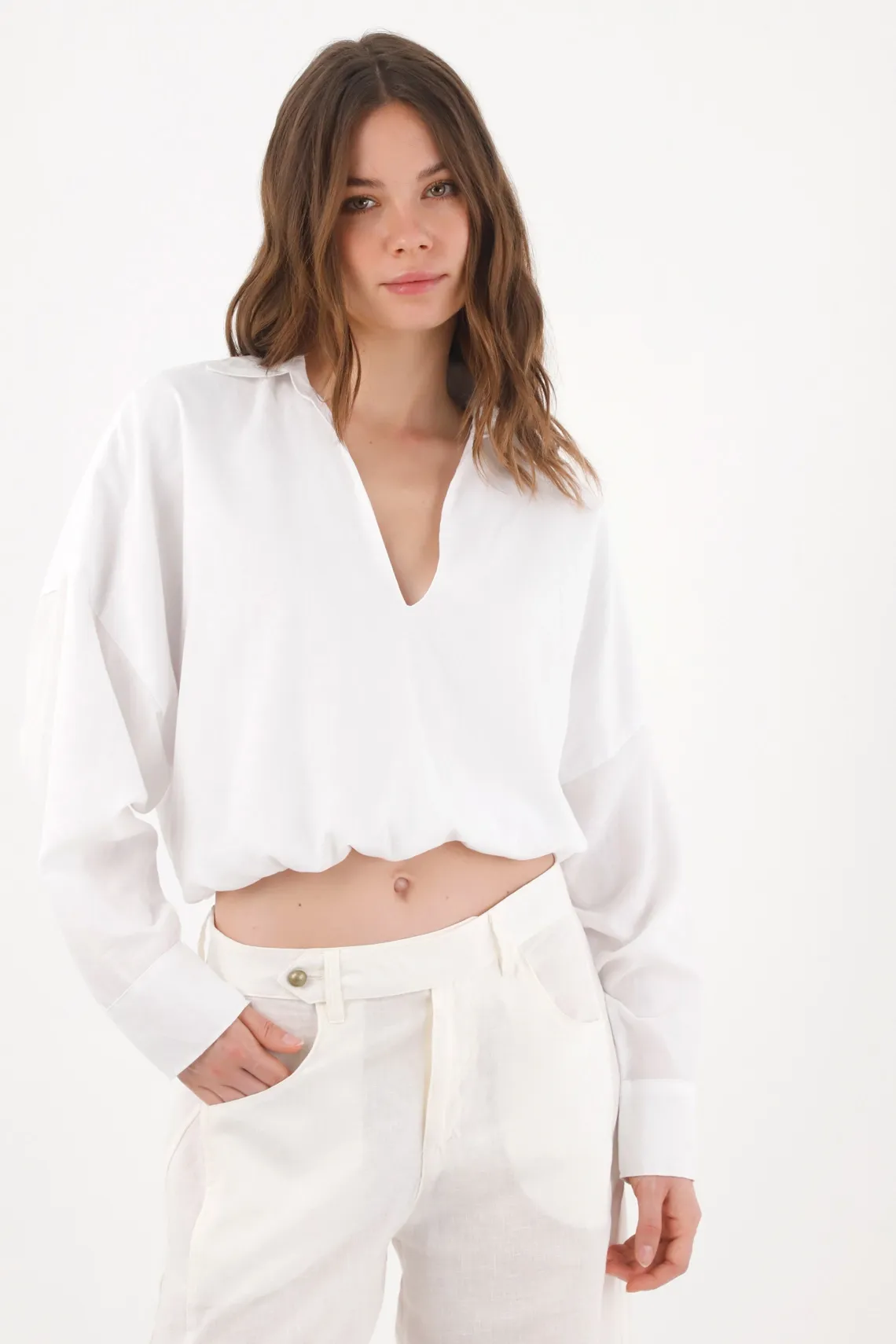 Camisa relajada con escote en V en blanco para mujer