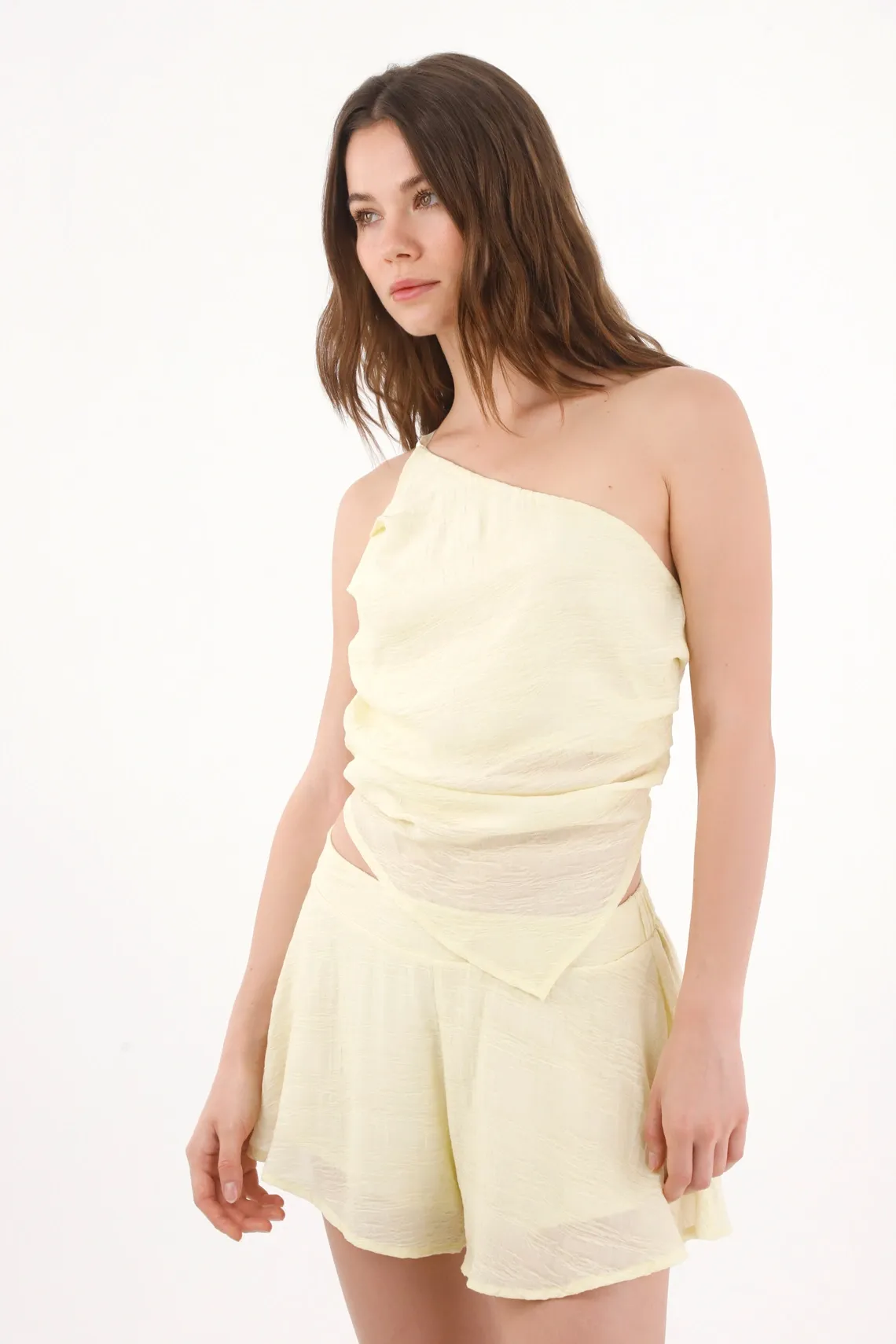 Blusa fit relajado con escote asimétrico en amarillo pastel para mujer