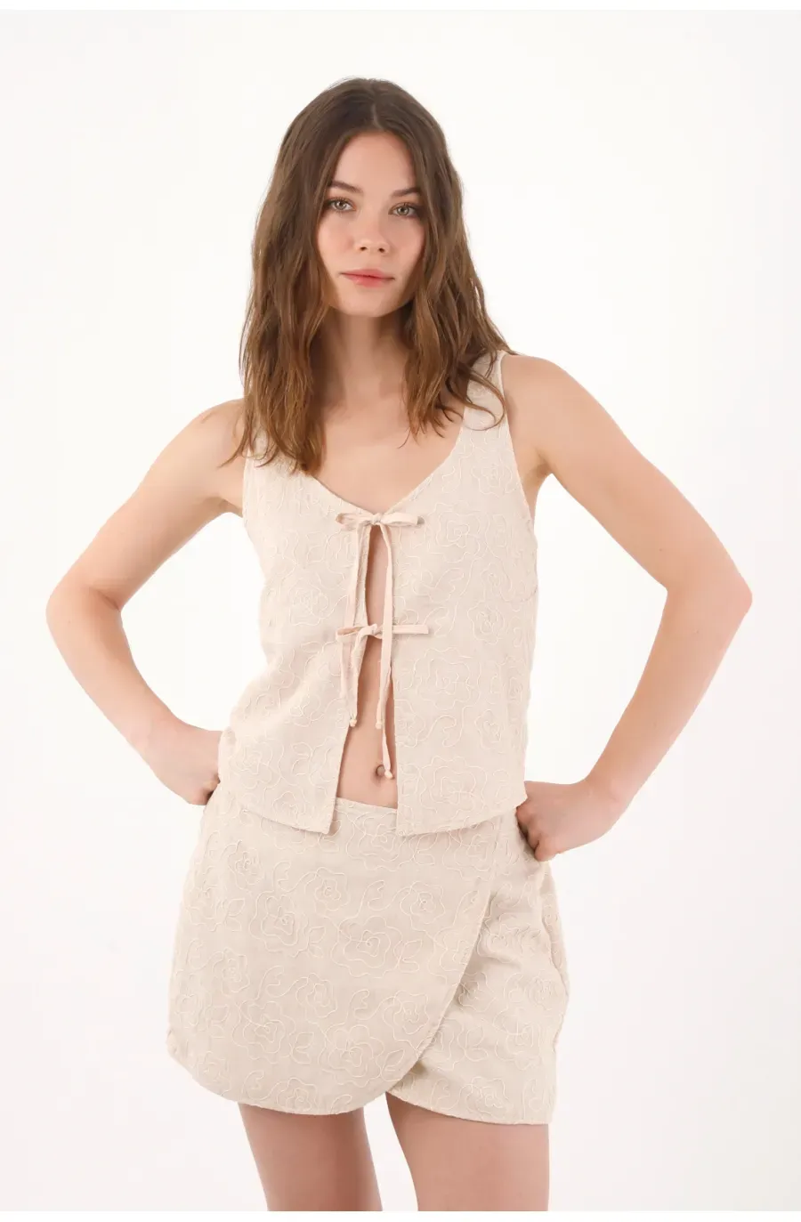 Falda mini envolvente con textura floral en beige para mujer