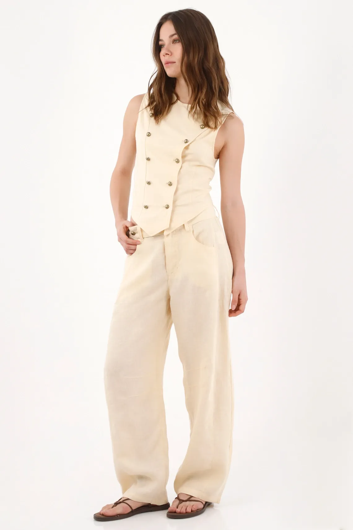 Pantalón de pierna ancha con caída fluida en lino beige para mujer