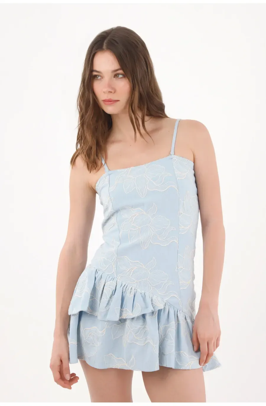Vestido entallado con volante asimétrico en lino azul para mujer