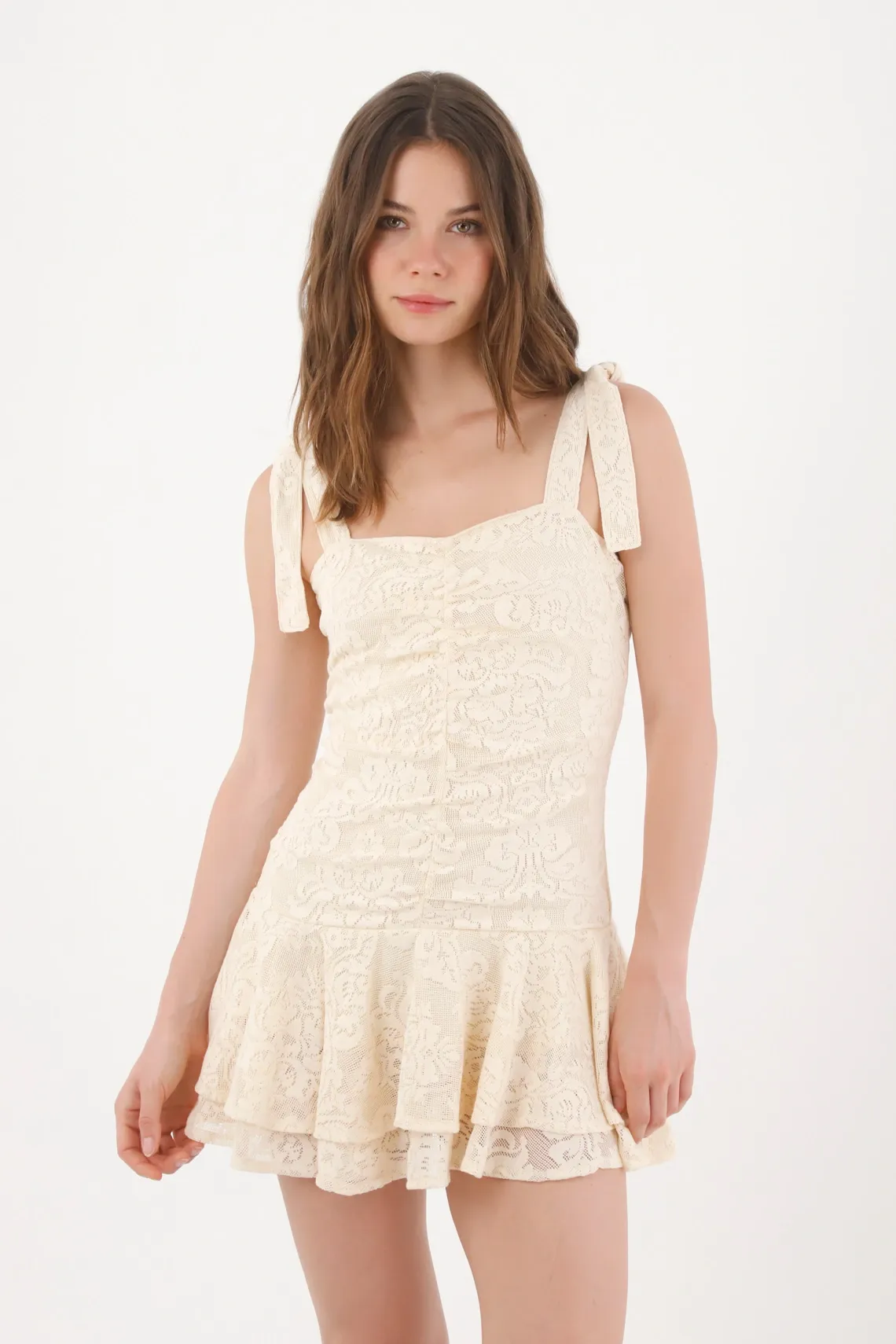 Vestido corto entallado con tirantes anudados en encaje crudo para mujer