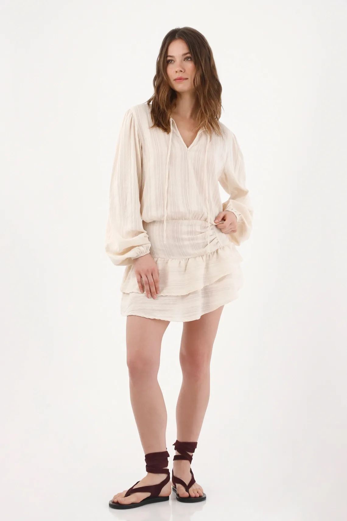 Vestido corto relajado con falda de volantes en algodón crudo para mujer