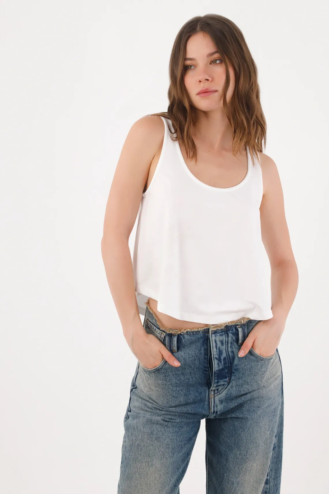 Camiseta sin mangas fit relajado corta en algodón blanco para mujer