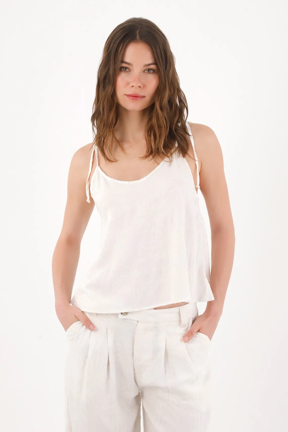 Top de tiras suelto con textura de hojas en lino blanco para mujer